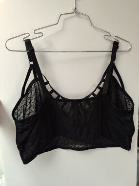 EUC Torrid Black Textured Mesh Lined Strappy Cage Front Bralette Size 3